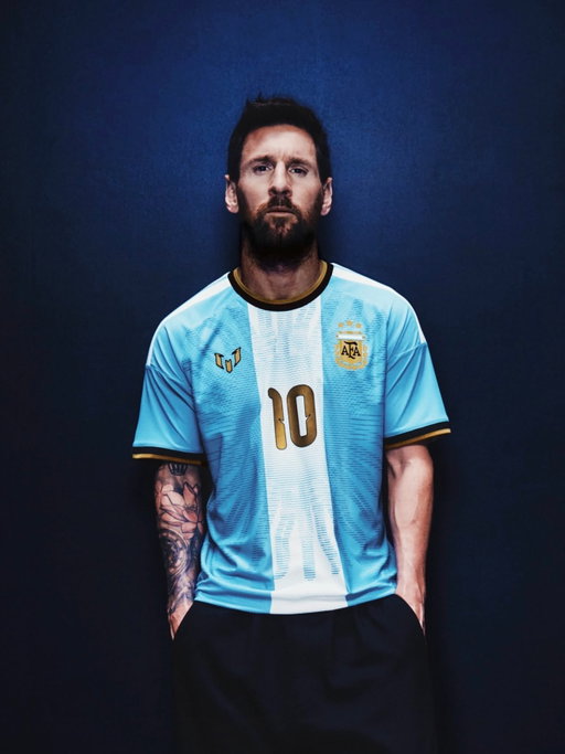 📸 𝐓𝐡𝐞 𝐯𝐞𝐫𝐲 𝐥𝐚𝐬𝐭 𝐀𝐫𝐠𝐞𝐧𝐭𝐢𝐧𝐚 𝐤𝐢𝐭 𝐬𝐡𝐨𝐨𝐭𝐢𝐧𝐠 🥺🇦🇷

Lionel Messi poses with the special kit delivered by Adidas for Argentina to face Benin at Monumentál, his last game ever 👕

𝐖𝐞𝐚𝐫𝐢𝐧𝐠 𝐭𝐡𝐨𝐬𝐞 𝐜𝐨𝐥𝐨𝐮𝐫𝐬 𝐟𝐨𝐫 𝐥𝐚𝐬𝐭 𝐭𝐢𝐦𝐞 𝐞𝐯𝐞𝐫. 𝐈𝐭’𝐬 𝐡𝐚𝐩𝐩𝐞𝐧𝐢𝐧𝐠. 👋🏼
