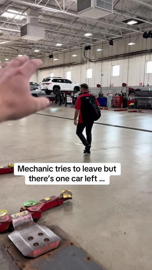 The last mechanic in the world ain’t even staying for that one … 😂 #mechanic #mechanicshop #oilchange #cardealership #serviceadvisor