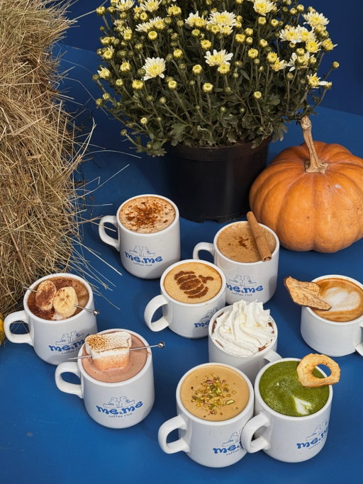 Осіннє спешл меню вже в @meme.coffeeclub 🍁💙

ведмедики заміксували аж 9 нових напоїв, які з головою занурюють у осінню атмосферу! 

зібрали багато спецій, горішків, шоколаду та натурального фруктового пюре, щоб подарувати Кременчуку справжній осінній настрій 🍂

гортай карусель та обирай свою нову любов на цей сезон 🐻

*пс: або залітай одразу в меню за посиланнями в шапці профілю в розділ «осінні мімі-канікули»