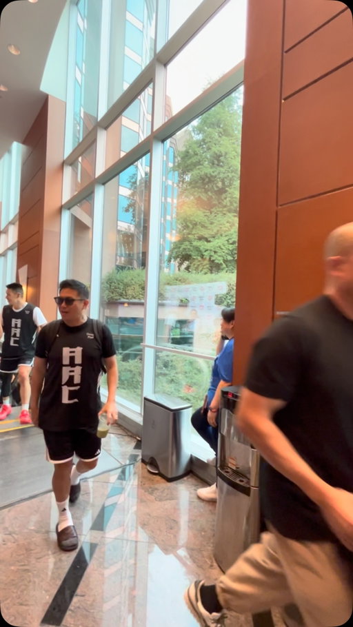 When MC Jin & Jeremy Lin fist bumped my hand at the ARC meet & greet charity event.

Former Raptors Dee Brown, Matt Bonner were also there.

Miami Heat Mario Chalmers was also in attendance along with Simu Liu and some popular Content Creators.

#ARC #AsianRootsCollective #JeremyLin #MCJin #MoVernie