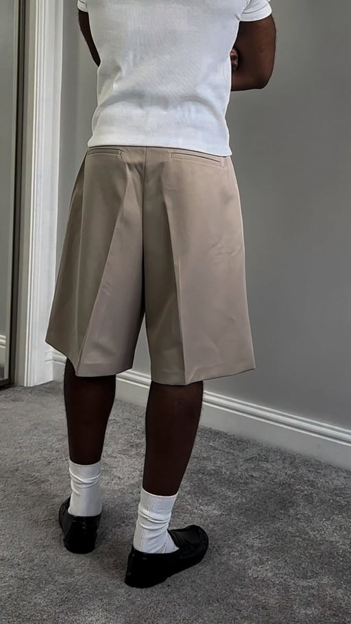 Ungatekeeping my most asked about pants 🙅🏾‍♂️

Can’t tell me I don’t put you on 😉

Comment “Details” for the outfit info

@about___blank 
@zaraman 
@zara 
@asos_man 
@asos 

#wideleg #widelegpants #pleatedpants #pleatedshorts #shortsformen