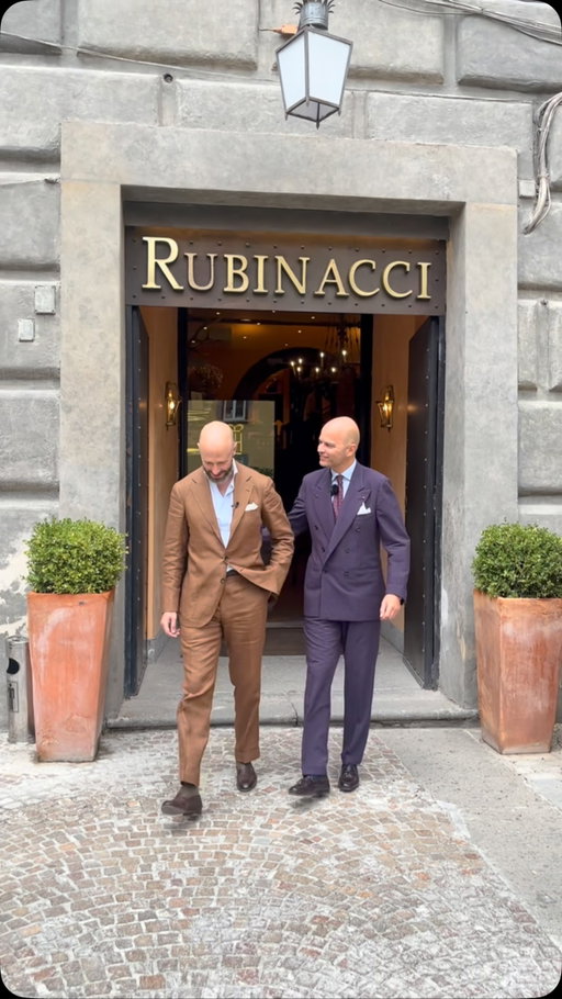 Walkie Talkie 91

Walking out of the Rubinacci store in Naples
Talking to Luca Rubinacci about his sailing seersucker 

Wearing: 
- Sartoria Ciardi tobacco-linen suit
- 100 Hands cotton/linen shirt 
- Anderson & Sheppard handkerchief 
- Edward Green ‘Piccadilly’ loafers 

Luca wearing all Rubinacci!