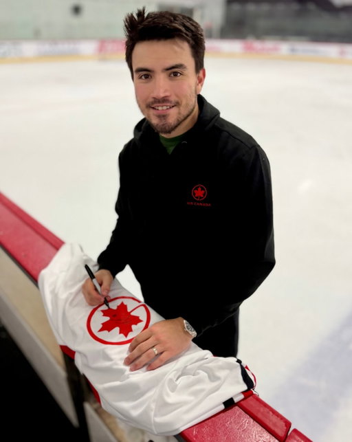 Lacing up his skates and ready for takeoff  ✅✈️
Welcome to Team Air Canada, @nsuzuki_37 
.
.
Patins lacés, prêt pour le décollage ✅✈️
Bienvenue dans l’Équipe Air Canada, @nsuzuki_37