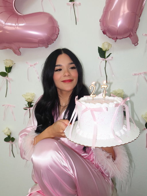 Now 27 but 7 years old forever in my heart😭🎀💗

Happy birthday to me!