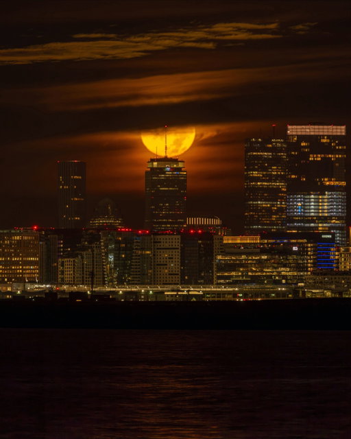 This morning’s full harvest moon setting over Boston 🌝🌾 Happy Friday, a rare September nor’easter arrives right now and could drop up to SIX inches of rain on Boston, along with 50mph winds and minor coastal flooding, and it won’t wrap up until … TUESDAY! 💨⛈️ Virtually all outdoor wknd events in Greater Boston have been rescheduled or cancelled, but there are plenty of indoor events & experiences still happening 😵‍💫 Link in bio to 55 things to do around Boston *inside* this weekend 🔗

📸: @andino_visual