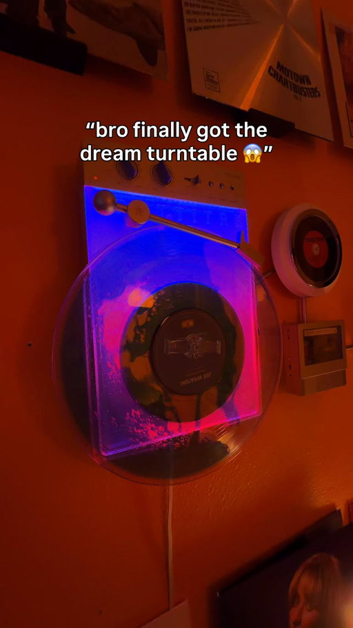 been like a year but finally bought the dream record player 😌✨

comment “links” if you want the details! 🫶
.
.
.
.
.
Dopamine decor, maximalism, apartment ideas, record player, vinyl, retro