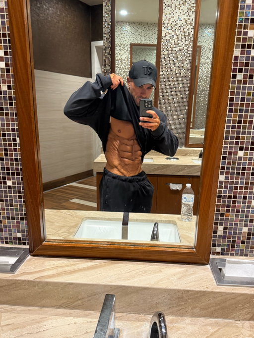 First coat of @protan_official tan done ✔️ (excuse to hit a cheeky toilet ab selfie 😜) as always massive thank you to @mrprotan and all the Protan Girls… 🙌🏽🙏🏼 appreciate the service and for looking after me so well 😊