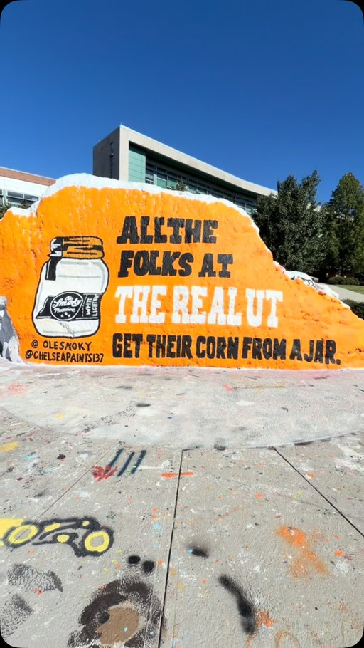 We know there’s a little debate over who the real UT is… but there’s one thing we can all agree on: the best corn comes from a jar. 🫙🍊 @olesmoky