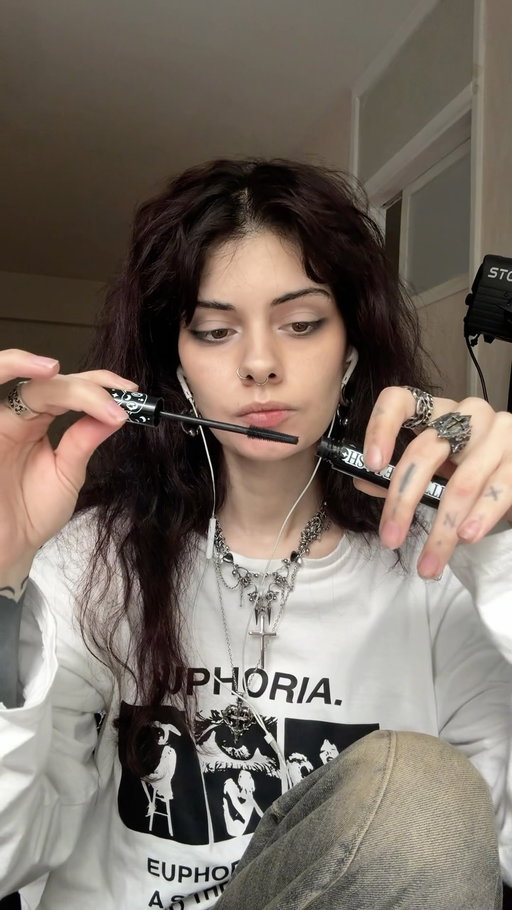 Daily makeup
Контуринг/консилер @tfit.cis 
Румяна @shu__cosmetics.ru 
Гель для бровей @beautybomb.russia 
Палетка теней Afflano postpunk show
Тушь @beautybomb.russia 
Карандаш для веснушек @beautybomb.russia 
Серебрянные тени @shu__cosmetics.ru 
Кисточки на все века @by_gevmua
Помады @dramocosmetics x laogu
Лонг @louchesaints