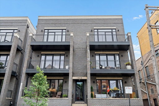 📍 815 N Paulina #2N
💰 $675,000
🛌 2 Beds
🛀 2 Baths
📐 1,350 Sqft
🚗 1 Parking