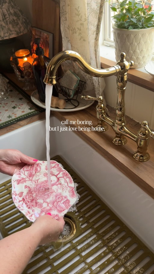 When your home feels cozy, you can’t help but want to be there. Who’s with me? 🙋‍♀️

#collectedhome #cozyhome #homeinspo 

cozy home, collected home, vintage home decor, English cottage, European style, timeless design
