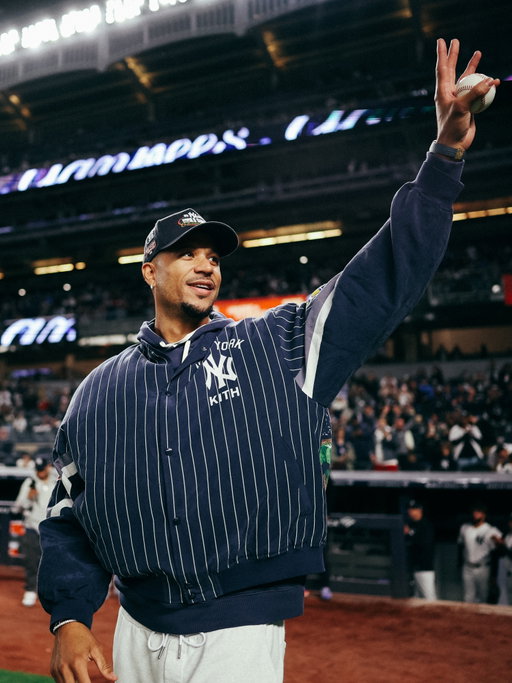 Hart of the City 💙

NBA Champ @jhart, the great-nephew of Yankees Legend Elston Howard, threw out the ceremonial first pitch for his bobblehead night!