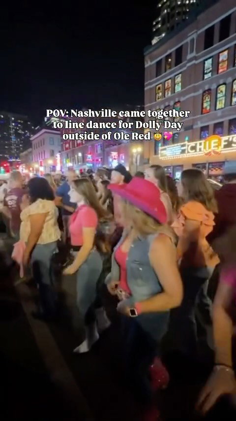 When the whole street starts stompin’…you know it’s gonna be a good ‘ol time. 🥳 

#olered #broadway #nashville