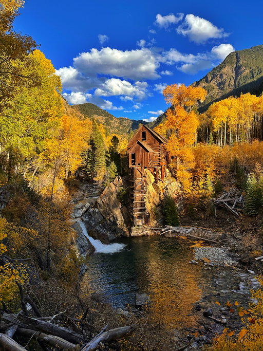 Nothing beats a weekend hike to Crystal Mill! Where are you leaf-peeping this weekend? 🤩

📸: @mayancristina