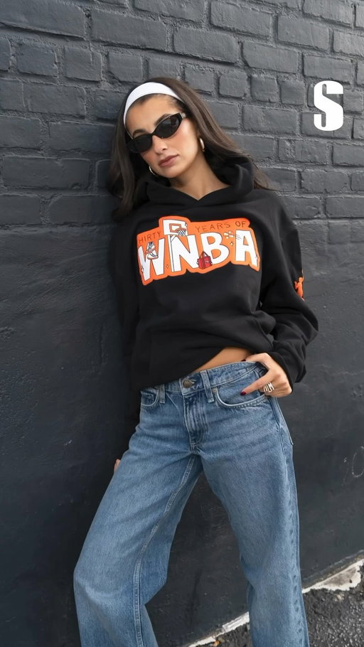 NYC Stylist, Marisa Menist already knew what vibe she was going for when it came to styling the newest @doordash x @weareround21 collection. What are we thinking about the cozy hoodie look?