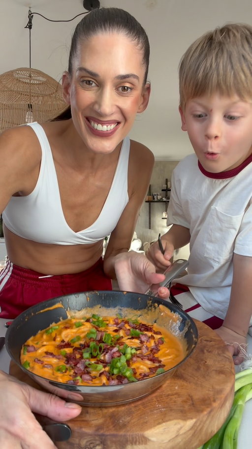 Jiříčkovy momentálně nejoblíbenější těstoviny 🍝🤍 fakt rychlovka a budete se olizovat 🥳

Budete potřebovat:
• udon nudle nebo jakékoliv oblíbené těstoviny
• slaninu
• 1 malou smetanu (200 g)
• 2 žloutky
• hrst nastrouhaného parmazánu
• 2 lžičky rajčatového protlaku
• jarní cibulku

Hrst nastrouhaného parmazánu smícháme se dvěma žloutky a dáme bokem.

Na pánvi si opečeme slaninku, vyndáme ji a na výpeku krátce orestujeme dvě lžičky rajčatového protlaku. Přidáme smetanu, promícháme a přihodíme udon nudle. Necháme společně 2–3 minutky prohřát.

Nakonec vmícháme směs žloutků s parmazánem, už jen krátce prohřejeme a servírujeme s opečenou slaninkou a jarní cibulkou. 🤌kdyby se Vám to při vaření s nudlemi zdálo husté podlejte malinko vodou 😊

Rychlý, krémový a u nás momentálně totální hit. Jdem na to! ❤️