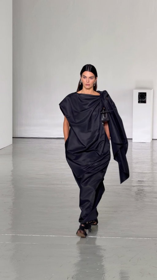 @KendallJenner just closed the spring 2027 Bottega Veneta show, marking her first runway appearance of #MilanFashionWeek. Tap the link in our bio to see every look.