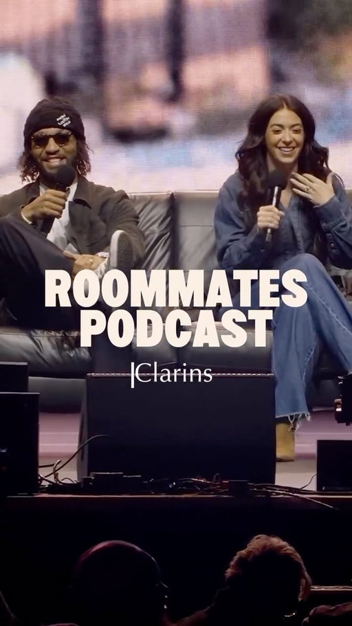 always ready for those big stage moments with @clarinsusa ✨ & always the best time with @theroommatesshow 

#ClarinsPartner