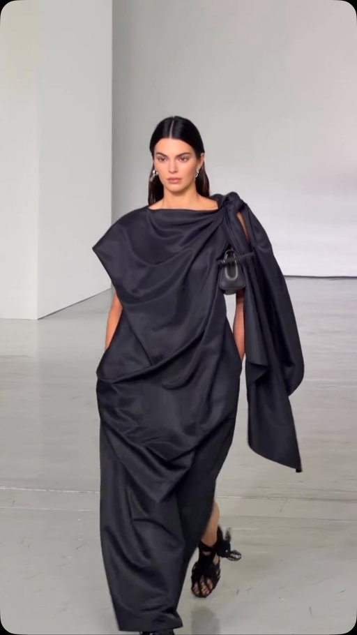 #KendallJenner just returned to the runway for #BottegaVeneta’s SS27 show in Milan, where she closed the show as boyfriend #JacobElordi watched from the front row. Catch up on all the biggest moments from #MilanFashionWeek at the link in bio.