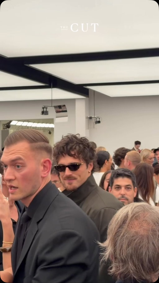Why good evening #JacobElordi 🖤 The actor just pulled up to Bottega Veneta’s #MilanFashionWeek show (where girlfriend @kendalljenner walked the runway) looking dapper as ever. @newbottega