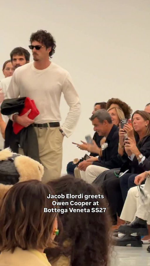 Jacob Elordi greets @owencoooper at the Bottega Veneta SS27 show in Milan 🥹

#DazedFashionTV #BottegaVeneta #JacobElordi #OwenCooper