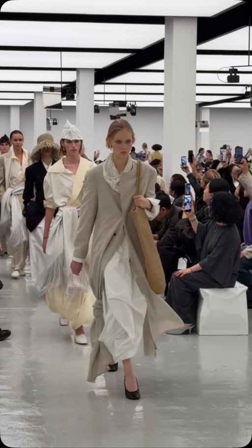 Bottega Veneta showcases the Spring 2027 collection today in Milan, with @kendalljenner closing the show.

Video: @hey_imlara
