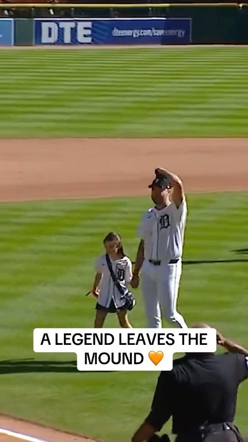 Justin Verlander leaves the mound for one final time and what a moment it was! 🥹

(via @MLB)