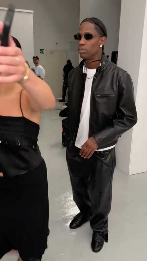 @travisscott, @jorjasmith_, @audreyhobert, Julianne Moore and more were spotted at the Bottega Veneta show tonight at @milanfashionweek.

Video: @hey_imlara