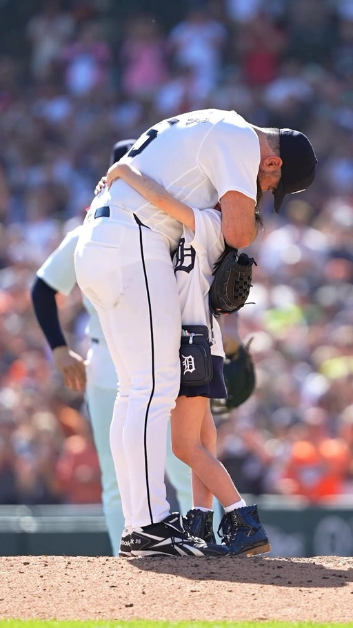 Justin Verlander says goodbye to his teammates, and then holds his daughter’s hand as he leaves the mound ❤️