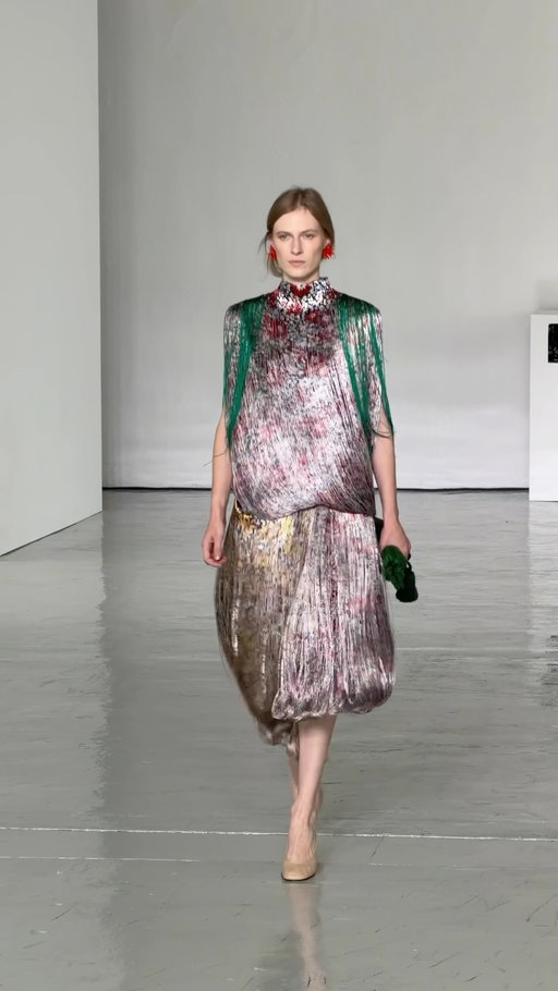 @louise_trotter_ took a more lightheaded approach to Bottega Veneta this season, with crisper fabrics and streamlined silhouettes. Still, that craft-focussed BV energy still came through in fringe, crochet, and knotted details on dresses, skirts, and light tailoring. The result was streamlined and fluid while still delivering in the brand’s signature handworked finesse. See every look at the link in bio.