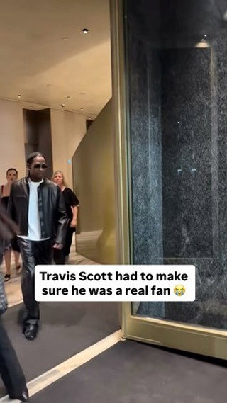 Love Travis Scott? follow @Bars🤝

Travis Scott hit this fan with the favorite song test before signing his ‘UTOPIA’ vinyl 😭✍️

Before the Bottega Veneta show today, Travis asked this fan for his favorite song. The fan answered “THANK GOD” off ‘UTOPIA’ and Travis signed his vinyl right after

🎥: @pryncesmg