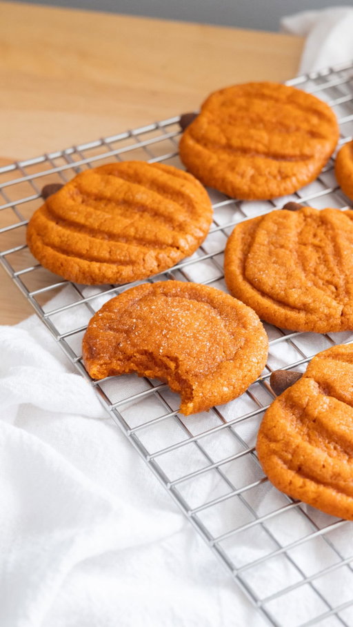 pumpkin snickerdoodles! dressed up as jack o lanterns!

want the free recipe? comment “LINK” to my blog post, where you can print it, pin to @pinterest, and leave a review 🫶🏼 

#BitesByBianca #NYCCreator #PumpkinCookies #VitalFarmsVFF