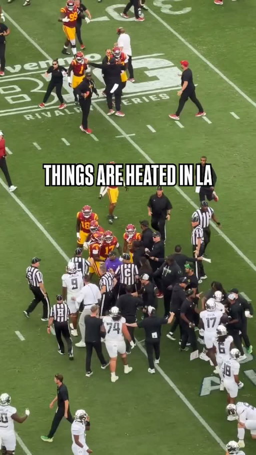 Things got VERY emotional in this USC/Oregon game after the hit on Dante Moore

🎥 @briamaranthus