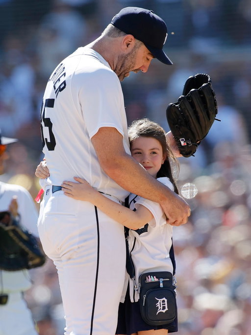 Justin Verlander’s daughter Genevieve ran onto the field to give him a hug during an emotional moment at his final MLB game. Wife Kate Upton also brought their son to the game the night before.
#JustinVerlander
#KateUpton
Photos: Getty