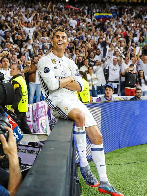 𝐂𝐑𝐈𝐒𝐓𝐈𝐀𝐍𝐎 𝐁𝐀𝐂𝐊 𝐓𝐎 𝐓𝐇𝐄 𝐁𝐄𝐑𝐍𝐀𝐁𝐄𝐔? 🥹💭

Spanish Football Federation president Rafael Louzán confirms that he has submitted all documents to host the 2027 Nations League Final at the Santiago Bernabéu Stadium, official 🏟️🇪🇸

…if Portugal make it to the final, it’d be time for an historical 𝐑𝐨𝐧𝐚𝐥𝐝𝐨 𝐜𝐨𝐦𝐞𝐛𝐚𝐜𝐤 in a stadium where he became legend ✨

𝐉𝐮𝐬𝐭 𝐢𝐦𝐚𝐠𝐢𝐧𝐞. 🎞️