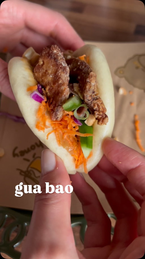 GUA BAO 🍃

Pain à gua bao 
Pour 8 pains :
- 250 g de farine de blé (T45 ou T55)
- 1 c. à café de levure boulangère sèche
- 1 c. à café de sucre
- 1/2 c. à café de sel
- 1/2 c. à café de levure chimique 
- 125 ml d’eau tiède
- 1 c. à soupe d’huile neutre (tournesol)

Préparation :
1. Préparer le levain : mélange la levure sèche, l’eau tiède et le sucre dans un bol. Laisse reposer 5-10 min jusqu’à ce que ça mousse.
2. Dans un saladier, mélange la farine, le sel et la levure chimique. Ajoute le mélange de levure et l’huile.
Pétris environ 10 min jusqu’à obtenir une pâte souple.
3. Couvre et laisse reposer 1 h dans un endroit chaud.
4. Dégaze, divise en 8 boules. Étale chaque boule en ovale, plie en deux.
5. Laisse reposer 30 min sous un torchon.
6. Fais cuire à la vapeur 8 à 10 min sans ouvrir le couvercle.

Sauce cacahuète :
- 2 c. à soupe de beurre de cacahuètes
- 1 c. à soupe de sauce soja
- 1 c. à café de miel ou sirop d’érable
- 1 c. à café de vinaigre de riz ou citron vert
- Un peu d’eau tiède pour détendre la sauce 
- Piment (optionnel)

Marinade pour le poulet croustillant ou le tofu:
- 4 CAS de Sauce soja salée 
- Gingembre râpé 
- 1 gousses d’ail râpée 
- 2 CAS D’huile de sésame grillée 
- zeste et jus d’un citron vert 

Enjoy ❤️

#guabao#asianfood#recettefacile#instafood#recipe