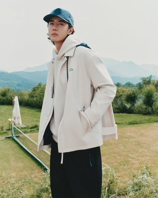 Journey with Yibo. The unknown calls, and a new journey begins.

Inspired by movement, exploration and René Lacoste’s journeys across continents, this new collaboration channels a spirit of discovery through heritage, utility and modern performance. Layered silhouettes and functional fabrics come together in a wardrobe made to move.