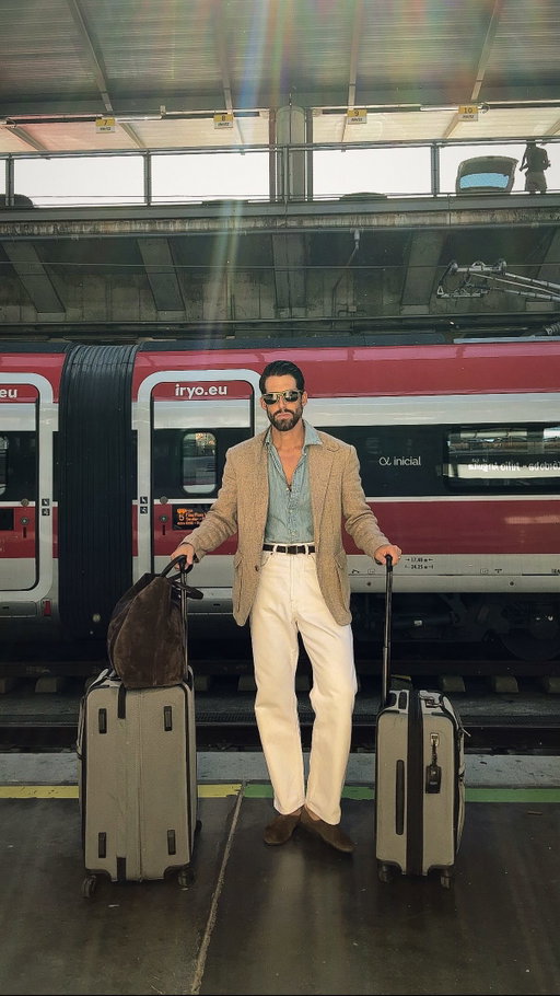 My definition of comfortable travel clothes. Style comes first! 😎

#Modahombre #ralphlauren #outfitinspiration #oldmoneystyle #menwithclass