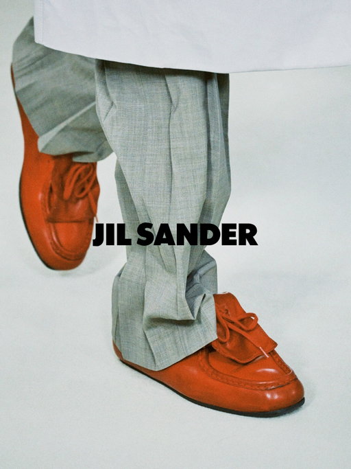 The Details - @jilsander SS27: Moving away from the rigid corporate precision of the past, this season Simone Bellotti leaned heavily into what he called “calculated imperfection”. Traditional house codes were subverted by perma-crease finishes, twisted seams and flattened ruffles. Whilst monochrome made way for an extended colour palette of tranquil pale yellow, washed blue, buttery beige and cherry red… #jilsander #🇮🇹