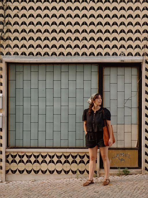 A creased linen coord for a walk to pick up chicken for dinner. When in Portugal 💁🏻‍♀️