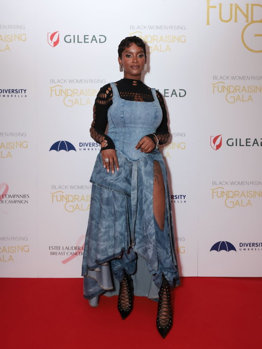 I was awarded a BOLA ~ Beacon Of Light Award from @blackwomenrisinguk at their Gala last night for the support & fundraising I’ve done for them. 

It was such a lovely night and extra special that I was able to have shared it with some of my favourite people. 

Thank you to all of you who showed up for me and who always choose to champion me. It means a lot. 

Thank you to the BWR team for the recognition and a fabulous night. 

📸 @markpaulldn 💕👌🏾

#dionnesmith #blackwomenrising #bola #awardwinner #gratitude