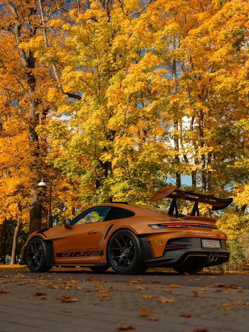 Changing seasons. 🧡
📸 @edmondmallphotography 🚙 @gtrs911_infinity #PorscheMoment 
__
911 GT3 RS (WLTP): Fuel consumption combined: 13.2 l/100 km; CO₂ emissions combined: 299 g/km; CO₂ class: G; Status 09/2026