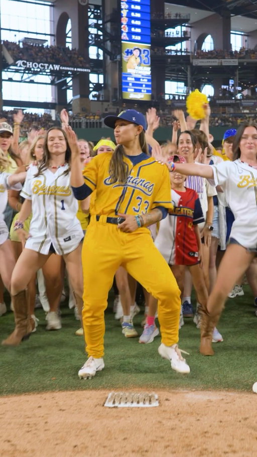 No better way to welcome back @kelsie_whitmore 🫶

#savannahbananas #beyoncé #viral #girlpower #womeninsports