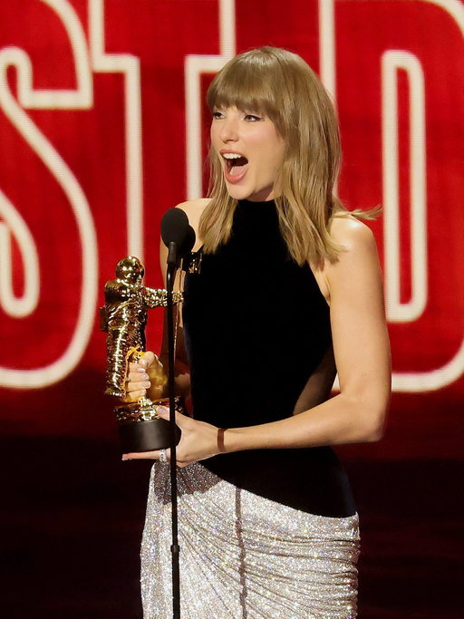 That feeling when you win the first ever Artist Director award at the #VMAs. @taylorswift inspired the inaugural honor that celebrates artists' work behind the camera. Oh, and as if that wasn’t enough, the win makes Taylor the most awarded artist in #VMAs history. 

Photos: Getty Images