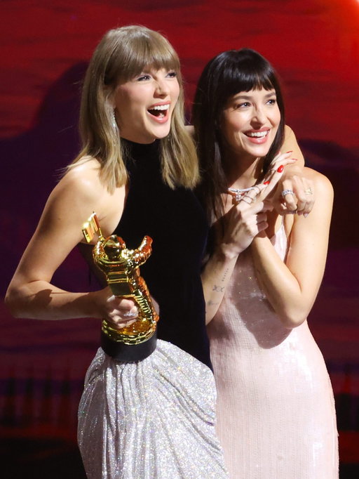 @taylorswift adds yet another accolade to her trophy case. @dakotajohnson presented the ‘Life of a Showgirl’ singer with the inaugural Artist Director Honors award. Johnson also stars in Swift’s new “Patient Zero” music video, which premiered tonight at the #VMAs.