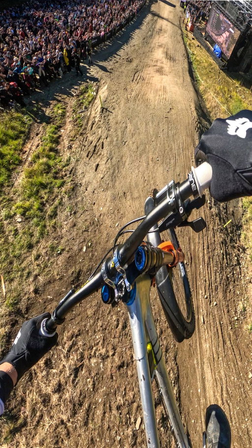 What a ride!! A perfect weekend for @asavermette in Whistler, winning the qualification, the race and taking over the lead in the overall standings! One more race to go, let‘s go 🙌🏼 #gopro #goprobike