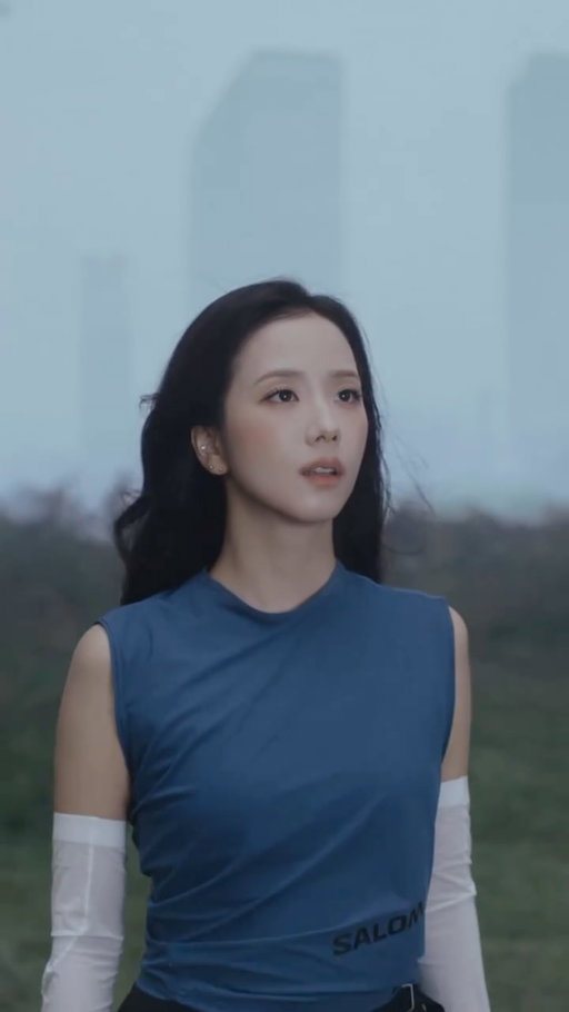 IN THE OPEN
 
Wherever you’re going. Whatever the weather.

Set in South Korea, IN THE OPEN explores the relationship between urban life and the natural world through environments inspired by places JISOO naturally gravitates towards, from parks and trails to quieter moments within Seoul.