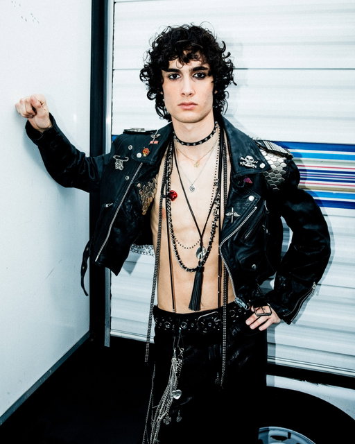 At the 2026 #VMAs, a special tribute performance was held to honor the legacy of George Michael—the late pop star who helped define the 1980s. To accompany the music, @Sombr also chose to honor Michael’s legacy through his performance attire by wearing a leather jacket that was once owned and worn by Michael himself. Tap the link in our bio for more details. Photo 1 and 2: @bryceglenn_