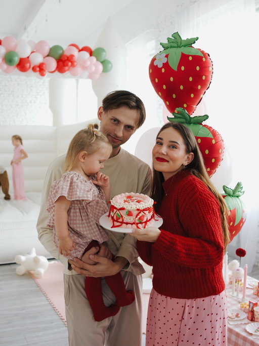 skaistie svētki mūsu skaistajai meitenītei. 🍓 paldies Dievam, ka viņa mums ir. tik mīļa, pacietīga un bik traka 😀🥹 gribu, lai viņa vienmēr atcerās un jūt to, cik skaisti cilvēki ir viņas dzīvē.! mūsu bagātība.