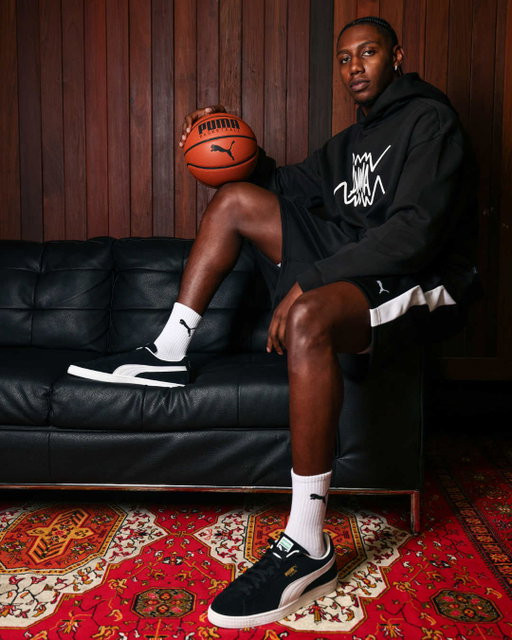 Classic for a reason. ⚫⚪
RJ Barrett steps in front of the lens wearing the latest PUMA Suede, proving that some silhouettes never lose their place in the game.
______

Un classique pour une bonne raison. ⚫⚪
RJ Barrett prend la pose dans la toute nouvelle PUMA Suede, prouvant que certaines silhouettes restent intemporelles.